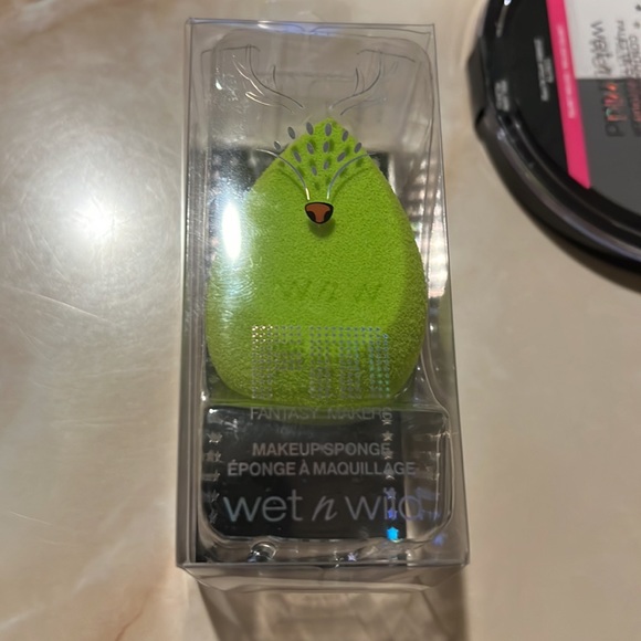 New Gothic Cosplay Wet n Wild Contour powder & beauty blender set - Picture 3 of 4